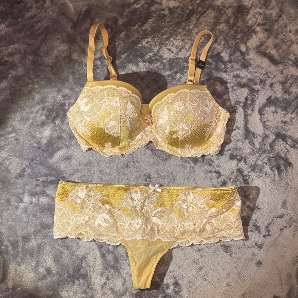 BUNDLE DISCOUNTS! Matching Victoria’s Secret gold bra and thong NEW 34D Small